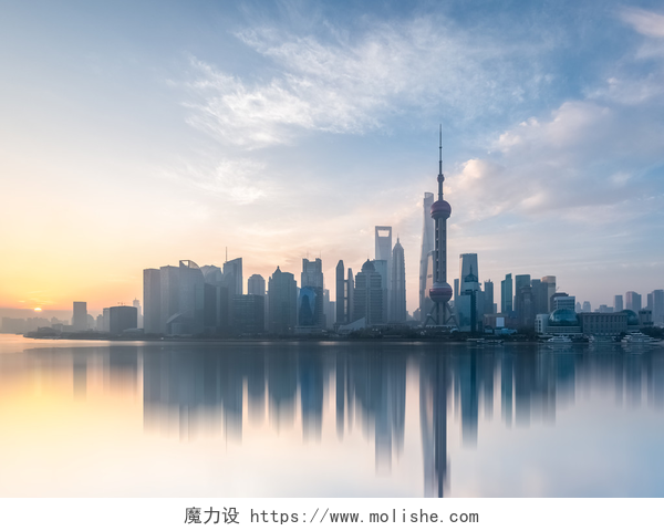 日出下的上海城市景观上海的天际线在日出